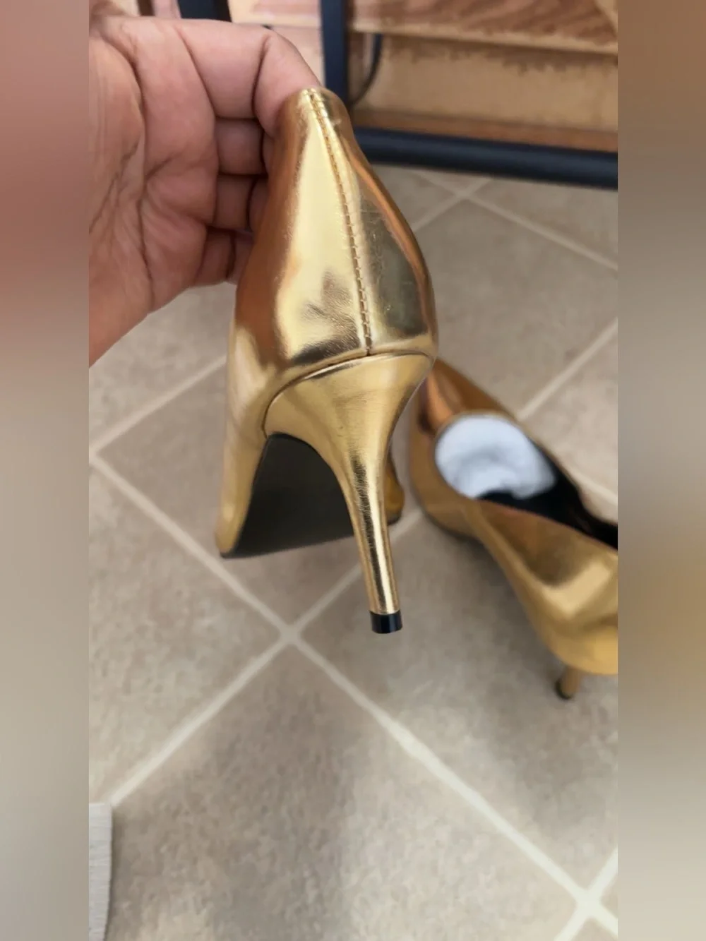 VACCASHE Gold Pointed-Toe Kitten Heel